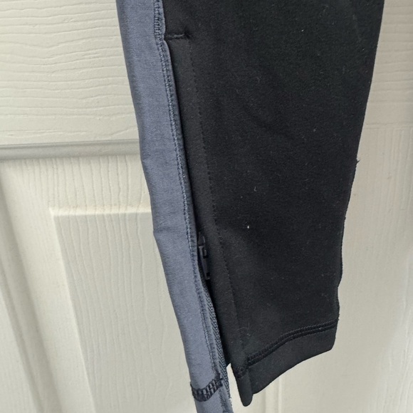 Women's Black and Gray workout leggings - Picture 4 of 7